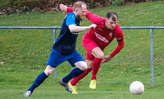 In einem umkämpften Derby setzte sich der FC Türk Sport um Aleksei Belov (r.) glücklich mit 2:1 gegen Vitaliy Kulpa und seine Heeper durch. - Andreas Zobe