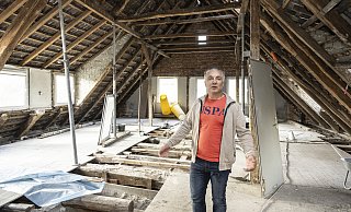Mehmet Ari hat den Obergeschoss und Dachboden komplett entkernt. Hier sollen acht 20 Quadratmeter große Zimmer entstehen. - Jörg Dieckmann