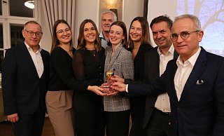 Pressesprecher Carsten Rosenberg ( v.l.). die Rollkunstläuferinnen Sophie Rehlaender, und Janine Apke, Schatzmeister Peter Kögel, die beiden Rollkunstläuferinnen Tabea Demberg und Nina Rehlaender sowie der erste Vorsitzende Michael Ruprecht und sein Stellvertreter Volker Nolting bei der Preisverleihung. - Elke Niedringhaus-Haasper