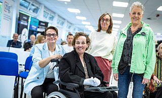 Bielefelderin Elke Schneider* erzählt, wie es ist, mit der Krankheit zu leben. Susan Mross (v.l.) vom Pflegedienst Bonitas, Sprachtherapeutin Nicola Gronemeyer und Martina Neubauer vom Verein „Chance zum Leben-ALS“ berichten aus der Praxis. - Barbara Franke