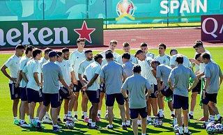 Die spanische Nationalmannschaft bereitet sich in der Heimat auf das Halbfinale gegen Italien vor. - Foto: Manu Fernandez/AP/dpa