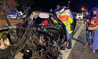 Eines der Fahrzeuge, das beim tödlichen Unfall auf der A99 vollständig zerstört wurde. - Picture Alliance