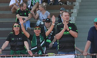 SVR-Fans on Tour: Auch wenn der SV Rödinghausen auswärts antritt, ist Mitfiebern angesagt. Eine kleine Fanschar der Wiehenelf ist regelmäßig bei den Auswärtsspielen (wie hier bei Borussia Dortmund II) mit dabei und nimmt dafür einige Anstrengungen auf sich. - Nico Ebmeier