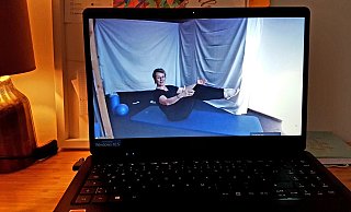 Montagabends: Ab 20 Uhr zeigt Trainerin Christina Zocher über Zoom, worauf die Teilnehmer ihres Pilateskurses bei ihren Übungen achten müssen. - Tina Gallach