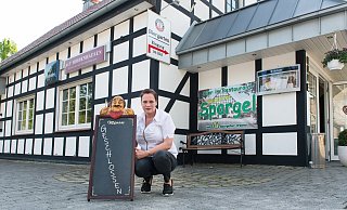 Tatjana Böselt, Betreiberin des "Alt Hiddenhausen", weiß nicht, wie es weitergeht. Derzeit hat das Restaurant geschlossen. (Montage: Horstmann) - Ralf Bittner