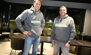 Freuen sich auf die zukünftige Zusammenarbeit: René Müller als Trainer beim Fußball-Landesligisten TuS Lohe (l.) und der 1. Vorsitzende des Vereins, Andreas „Hinki“ Hinkelmann. - Egon Bieber