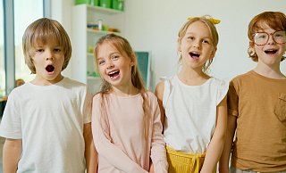 Vier Kinder singen fröhlich Frühlingslieder. - Artem Podrez / Pexels