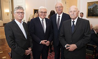 Frank-Walter Steinmeier hat sich zu Horst Wolter (l.), Günter Vallentin (2. v. r) und dem Schloß Holte-Stukenbrocker Lothar Otto (r.) gestellt. Das Trio gehörte zu 60 Ehrengästen des Bundespräsidenten. - Bundesregierung