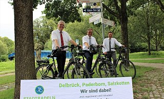 Die drei Bürgermeister von Delbrück, Paderborn und Salzkotten, Werner Peitz (v. l.), Michael Dreier und Ulrich Berger, wollen mit dem Stadtradeln einen Beitrag zum Klimaschutz in ihren Städten leisten. - Moritz Jülich