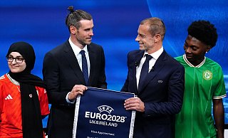 Bei der Vergabe der EM 2028 freuten sich der Waliser Gareth Bale (l) und UEFA-Präsident Aleksander Ceferin auf ein Turnier mit fünf Ausrichtern - nun wackelt Nordirland. - Mike Egerton/PA Wire/dpa