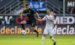 Marco Schuster, der in dieser Szene gegen St. Paulis Stürmer Simon Zoller den Ball behauptet, hofft gegen Rostock auf seinen achten Startelf-Einsatz der Saison. - picture alliance/dpa