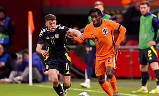 Jeremie Frimpong (r) stand in der Startelf der Niederländer gegen Schottland. - Joris Verwijst/PA Wire/dpa