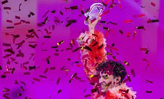 Sieger Nemo jubelt mit der zerbrochenen Trophäe - umgeben von Konfetti. Doch beim ESC ist lange nicht mehr alles Gold was glänzt. - Jens Büttner/dpa
