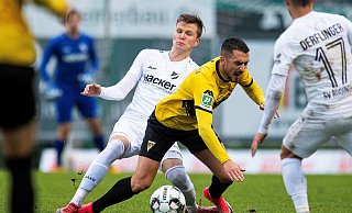 Torloses Hinspiel: Die Rödinghauser mit Lukas Kunze (l.) lieferten sich mit den Aachenern (hier Stipe Batarilo-Cerdic) ein verbissen geführtes Duell. - Noah Wedel