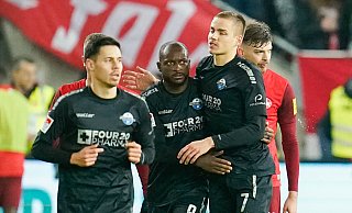 Beim letzten SCP-Gastspiel in Kaiserslautern traf David Kinsombi (M.), der hier Glückwünsche von Filip Bilbija entgegennimmt, per Elfmeter zum 1:1. Am Ende siegte Paderborn mit 2:1. - picture alliance/dpa