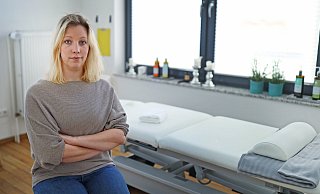 Judith Knemeyer-Richter in ihrer Physiotherapie-Praxis. - Sarah Jonek
