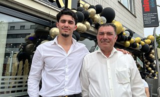Der junge Inhaber Adam Azad Joki (links) wird von seinem Vater Azad Osmani im Lokal unterstützt. - Jennifer Retslav