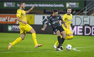 SCP-Joker Adriano Grimaldi netzt zum 1:1 ein. Die Braunschweiger Hasan Kurucay (l.) und Ermin Bicakcic kommen zu spät. - dpa