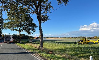 An der Unfallstelle in Stemwede war auch ein Rettungshubschrauber im Einsatz. - Polizei Minden-Lübbecke