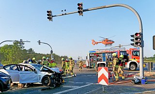 Bei einem Verkehrsunfall auf der Kreuzung George-Marshall-Ring/Benhauser Straße sind am Montagabend insgesamt drei Menschen schwer verletzt worden. - Ralph Meyer