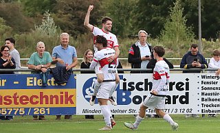 Maaslinger Jubel: Jan Malte Schwier (oben links) wird nach seinem Treffer zur zwischenzeitlichen 1:0-Führung von seinen Mitspielern Faton Islamaj (unten links) und Paul Heineking beglückwünscht. - Thomas Kühlmann