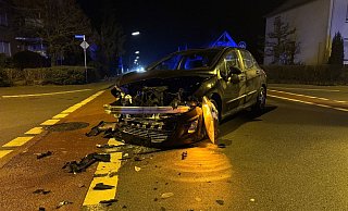 Bei einem Verkehrsunfall in Rheda-Wiedenbrück kamen die beiden Insassen des Peugeots mit dem Schrecken davon. - Paul Brinkmann