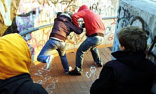 Die Vorurteile sagen, die Jugend wird immer krimineller und brutaler. Doch stimmt das eigentlich? Dem ging Birgit Thinnes im Ausschuss auf den Grund. - picture alliance / Photoshot