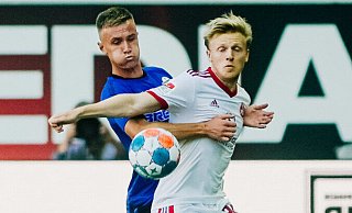 Nürnbergs Mats Möller Daehli (r.), hier im Duell gegen SCP-Innenverteidiger Jasper van der Werff, narrte die Paderborner Defensive ein ums andere Mal und bereitete beide Treffer der Gäste vor. - Besim Mazhiqi