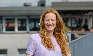 Die Bielefelder Autorin Rebecca Schirge hat Wandertouren entwickelt, die man mit öffentlichen Verkehrsmitteln ansteuern kann. - Andreas Zobe