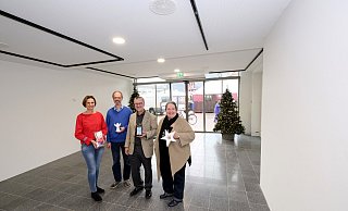 Stephanie Deppe (v. l.), Jan Elliger, Eckhard Heidemann und Pfarrerin Erika Engelbrecht im Erdgeschoss des Neubaus der evangelischen Kirchengemeinde am Berliner Platz. - Thorsten Ulonska