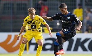 SCP-Neuzugang Chima Okoroji (r.), hier gegen BVB-Akteur Felix Passlack, überzeugte nicht nur im Test gegen Dortmund. - picture alliance