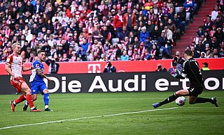 Zurück im Bayern-Tor: Manuel Neuer (r) pariert einen Schuss von Darmstadts Marvin Mehlem. - Tom Weller/dpa