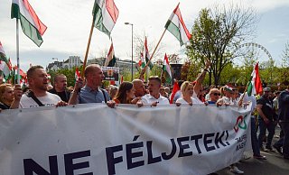Der ehemalige Insider der ungarischen Regierungspartei Fidesz, Peter Magyar (M.), führt in Budapest eine Demonstration gegen den ungarischen Ministerpräsident Viktor Orban an. - Justin Spike/AP/dpa