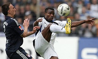 18. April 2009: Im bisher letzten Erstliga-Aufeinandertreffen zeigt Arminias Chris Katongo dem Bayern Franck Ribéry, was Ballbehandlung ist. Am Ende aber hatten die Bayern die Nase vorn. - Verwendung weltweit