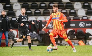 SCP-Akteur Robin Yalcin (r.), hier beim Testspiel in Verl, hat auf der Rechtsverteidigerposition derzeit die besten Karten. - Besim Mazhiqi