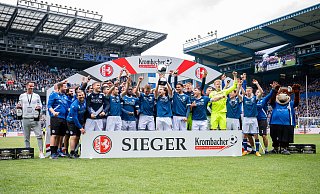 Sie nennen ihn den "kleinen Pokal". Der DSC freut sich über die Westfalen-Trophäe. - Teresa Kroeger/RHR-FOTO