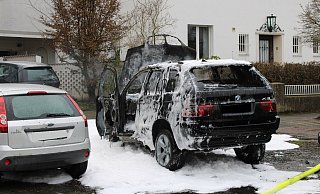 Der schwarze BMW brannte aus. Der daneben stehende Ford wurde durch die Hitze ebenfalls erheblich beschädigt. - Polizei Minden-Lübbecke
