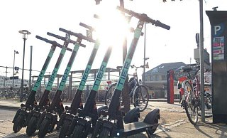In Bielefeld sind E-Scooter schon verbreitet. In Bünde sind die Tretroller noch rar. - Stefan Becker