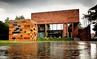 Die Kunsthalle in Bielefeld mit dem Holzhaus-Würfel. - Sarah Jonek
