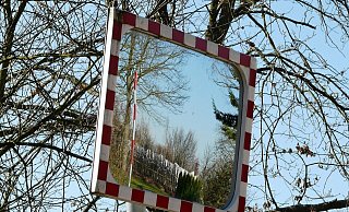 Durch einen Verkehrsspiegel hatten die Anwohner auf mehr Übersicht beim Einbiegen auf die Hauptstraße in Bödexen gehofft. (Symbolbild) - Pixabay/Almi