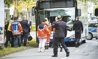 Betreuungseinsatz: Die Schüler, die am Freitag in diesem Bus die Bluttat an der Elbeallee mit ansehen mussten, werden von geschulten Rettungskräften und Notfallseelsorgern betreut. - Christian Mathiesen