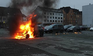 Das brennende Fahrzeug auf dem Parkplatz Florianstraße, an den Flammen ist die Bewegungsrichtung gut zu erkennen. Dank Mario Vantaggiato konnte schlimmeres verhindert werden. - Polizei Paderborn