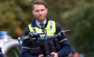Eine Drohne für die Polizei wird von einem Polizeibeamten gesteuert. N - Federico Gambarini