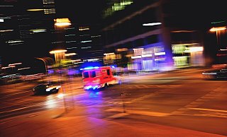 Der Motorradfahrer erlag seinen Verletzungen im Krankenhaus - bei der 67-jährigen Autofahrer bestand keine Lebensgefahr.  - Symbolfoto/picture alliance