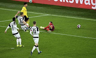 Jadon Sancho schiebt den Ball an Leopold Zingerle vorbei ins Paderborner Tor zum 2:0. - picture alliance / Associated Press