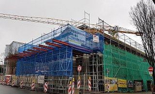 Der Rohbau lässt bereits erahnen, wie das kirchliche Gebäude später aussehen wird. Der Kran hingegen verschwindet bald aus dem Stadtbild.  - Viktoria Bartsch