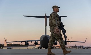 Ein Angehöriger der 82. Luftlandedivision der US-Armee, die nach Polen verlegt wird. - Foto: Nathan Posner/AP/dpa