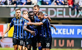 Jubeltraube um Florent Muslija (r.), den Torschützen zum 3:2. - Besim Mazhiqi