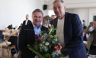 Die SPD-Stadtwahlkreiskonferenz hat den amtierenden Bürgermeister Tim Kähler (l.) erneut zum Bürgermeister-Kandidaten gewählt. Ratsmitglied Bruno Obens (r.) gratuliert. - Claus Frickemeier