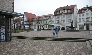 Der Marktplatz in der Warburger Neustadt. Gegner eines kleinen Café-Hauses plädieren für den Erhalt als freien Platz. - Dieter Scholz